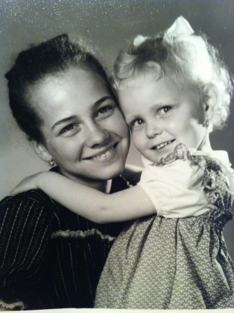 Meine große Schwester Kathleen (44) und ich (35) als wir noch jung und unschuldig waren.