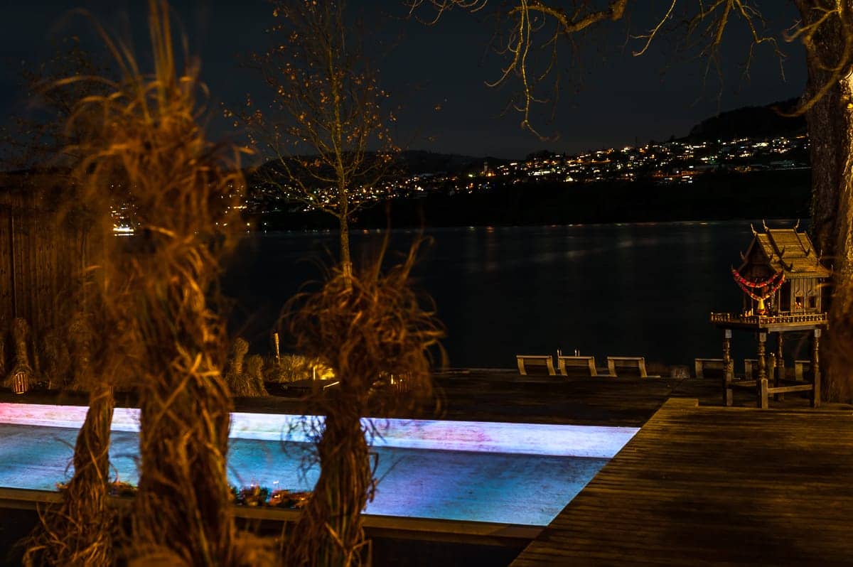 Pool und daneben ein thailändisches Spirit House