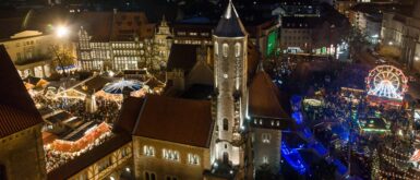 Der Weihnachtsmarkt Braunschweig bei Nacht und von oben, Blick vom Rathausturm