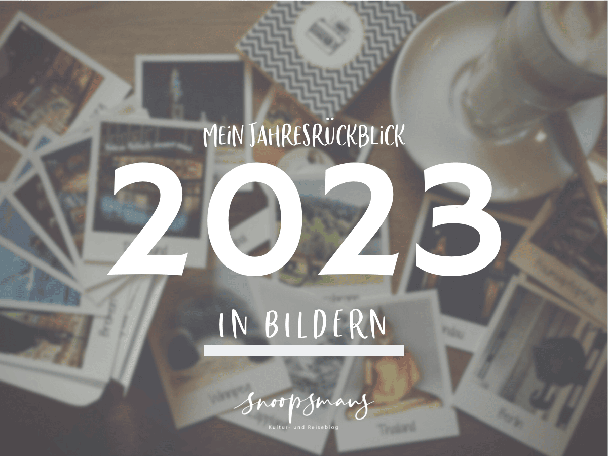 Foto mit Polaroids und einem Café Latte, darüber Schrift "Jahresrückblick 2023 in Bildern", darunter der Logo-Schriftzug snoopsmaus Kultur- und Reiseblog.
