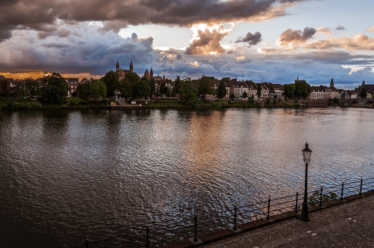 Blick über die Maas mit Skyline von Maastricht-Zentrum auf der anderen Seite nach einem Sturm.
