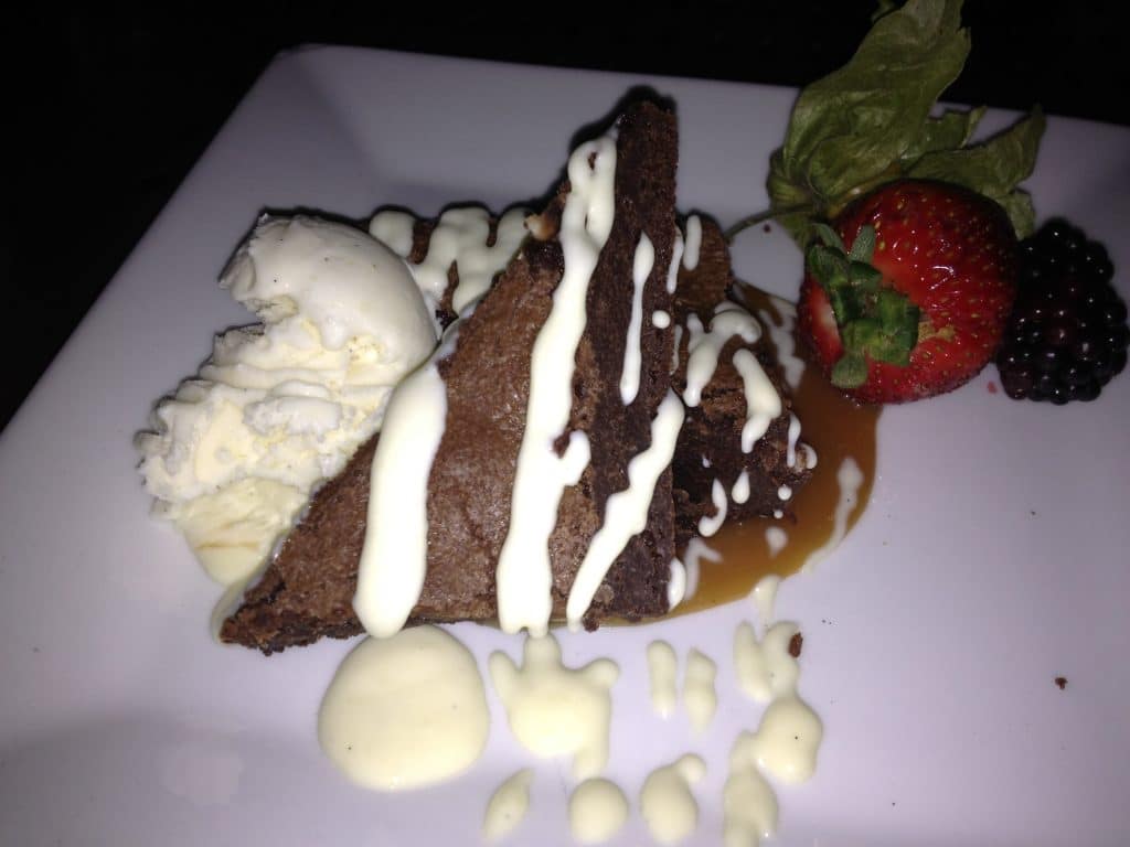 Brownie mit Vanilleeis
