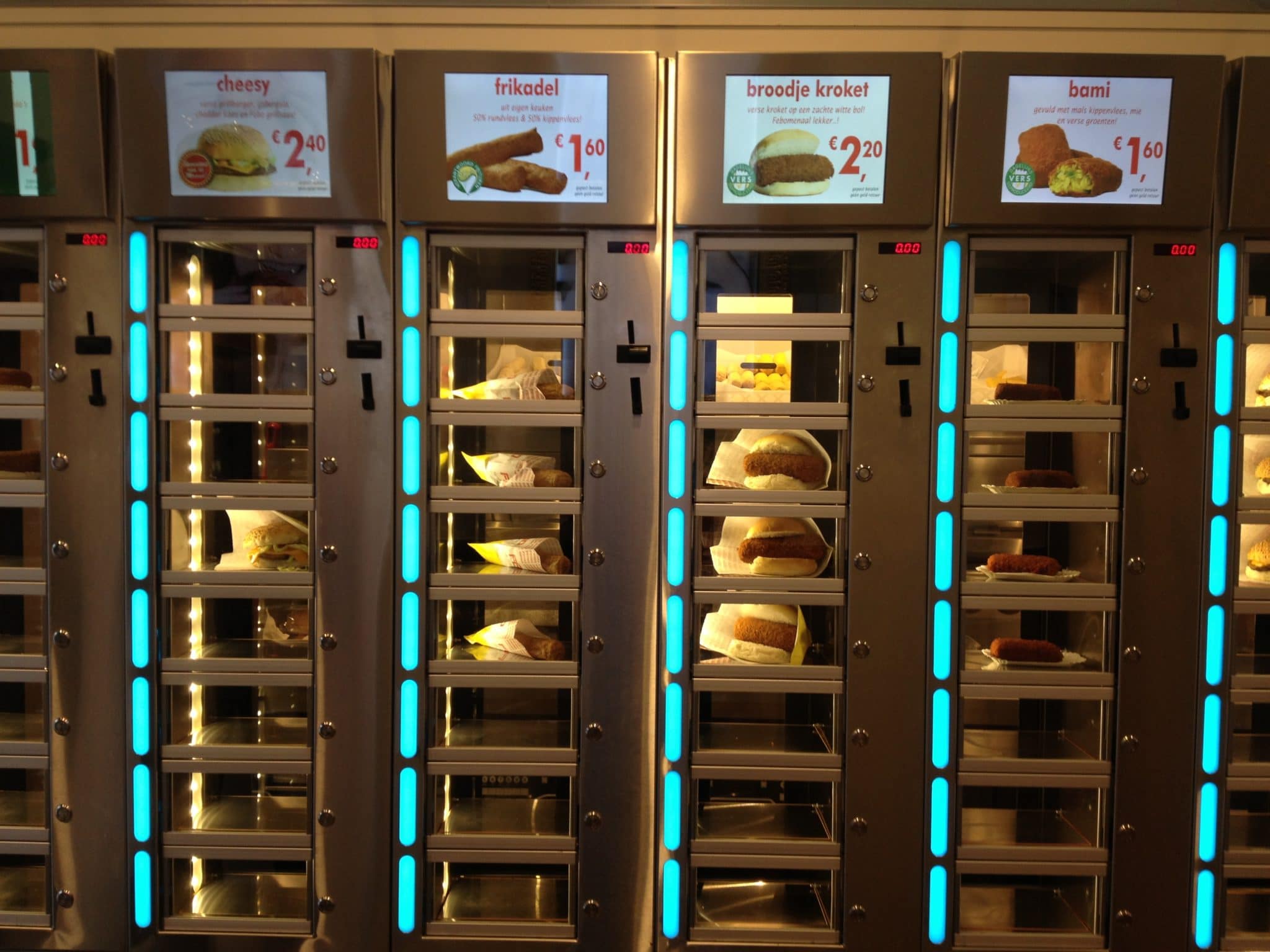 Frikandelautomat in Amsterdam mit verschiedenen Snacks - Frikandel pur, im Brötchen, als eine Art Cheeseburger uvm. 