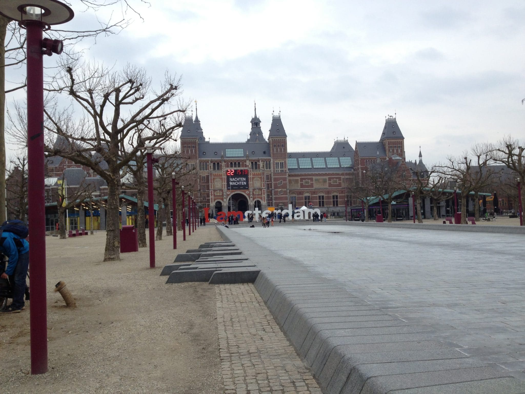Blick auf das Rijksmuseum mit "I amsterdam"-Schriftzug davor, ein beliebtes Fotomotiv.
