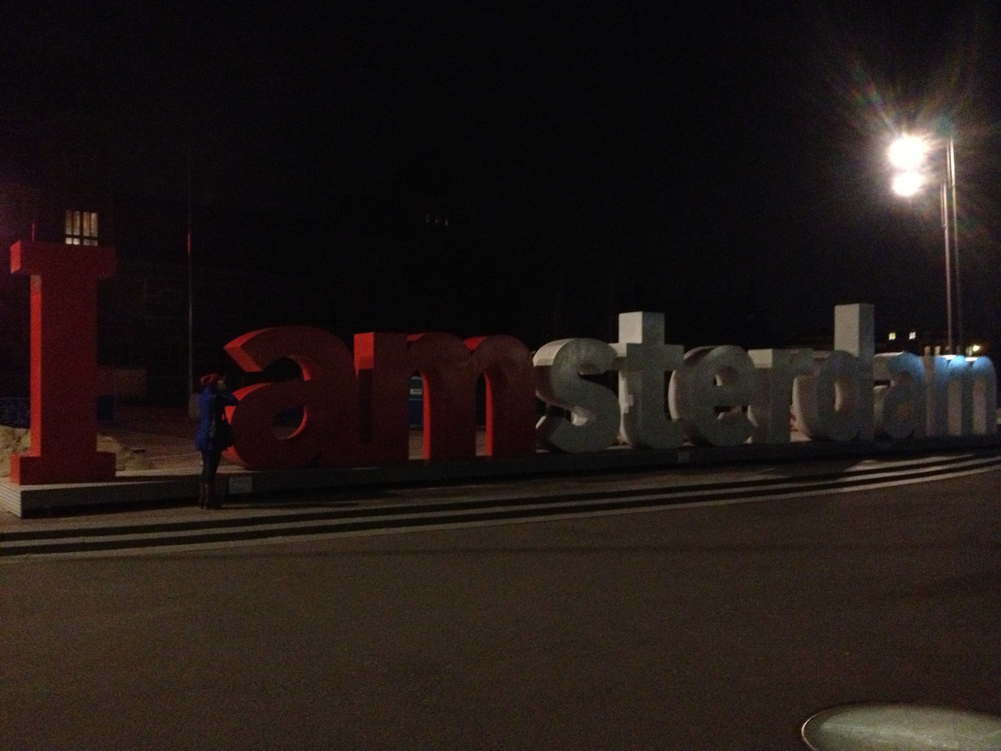 "I amsterdam"-Schriftzug vor dem Rijksmuseum bei Nacht.
