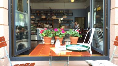 Café Lotte Brasserie - Blick von außen nach innen