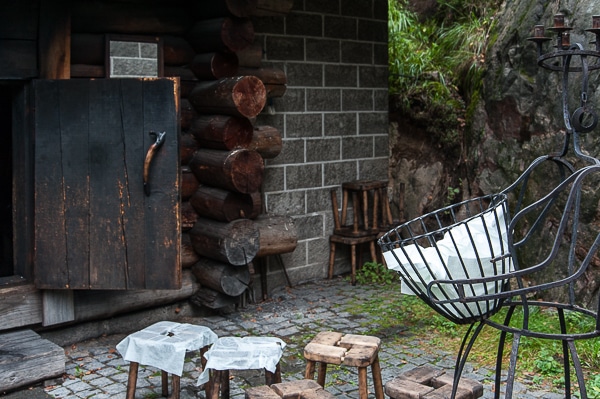 Holzhocker und Unterlagen