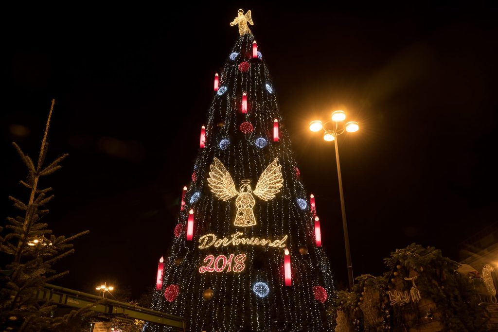 Dortmunder Weihnachtsbaum 2018 bei Nacht festlich beleuchtet