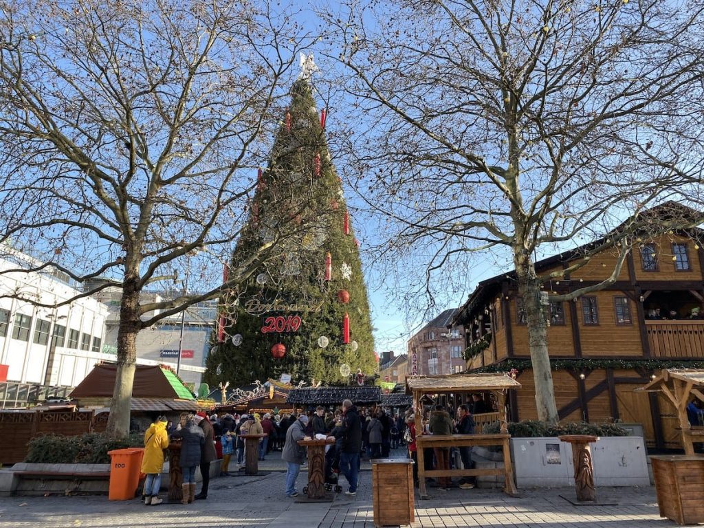 Dortmunder Weihnachtsbaum 2019 auf dem Hanseplatz, mit Glühweinhütte am rechten Rand