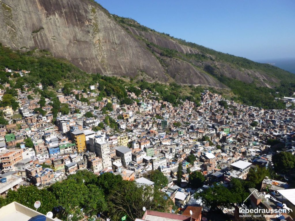 Ausblick eines Hostels in und auf die Favela Rocinha, Brasilien
