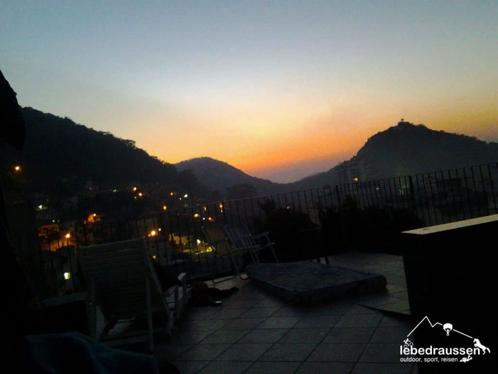 Ein Sonnenaufgang in der Favela Babilônia, Brasilien