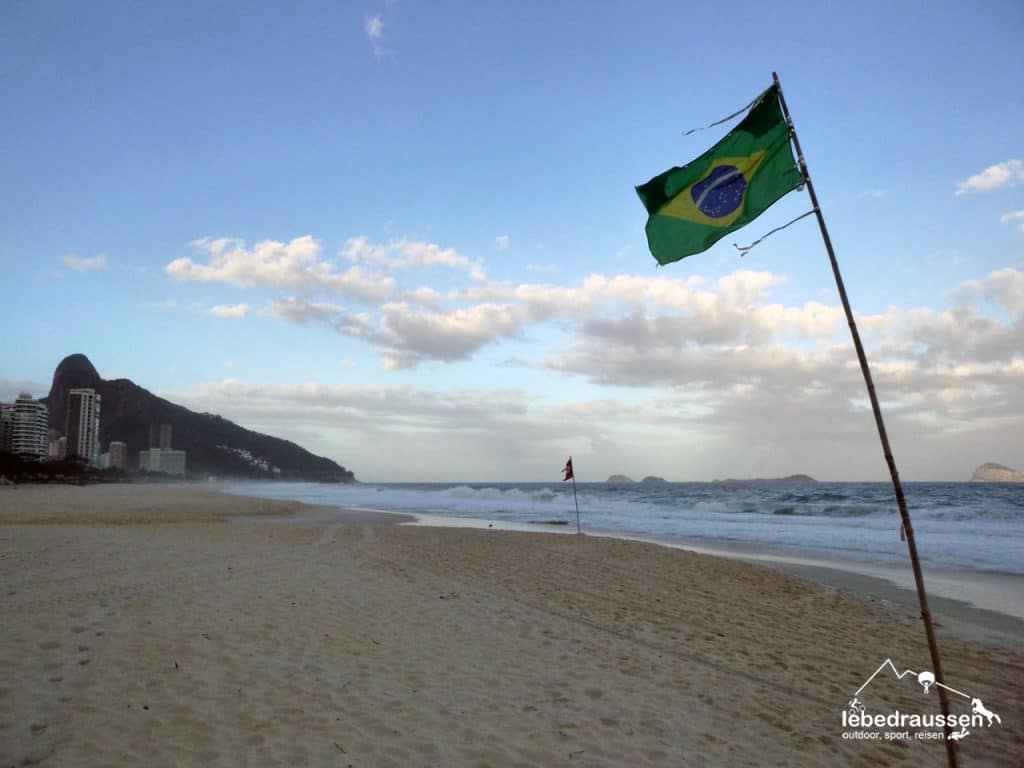 Einsamer Strand von São Conrado, Brasilien
