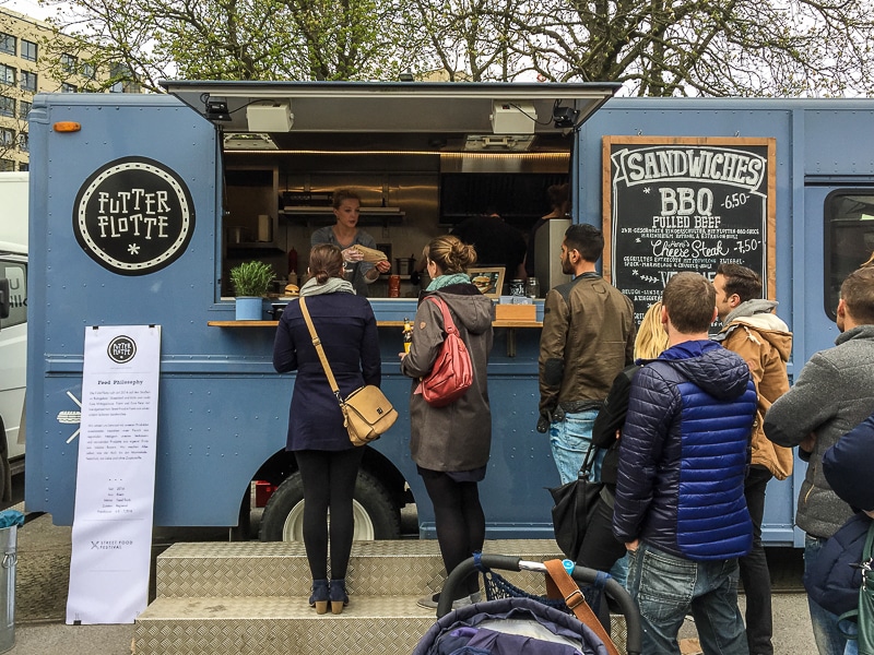 Schlange am Sandwich-Stand von Futter Flotte