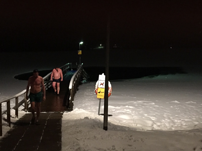 Zum Abkühlen in den See (Tampere, Januar 2015)