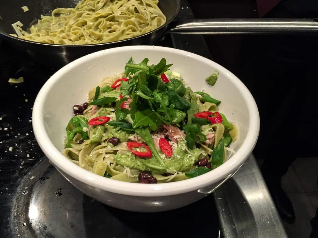 Spinatnudeln und Pesto