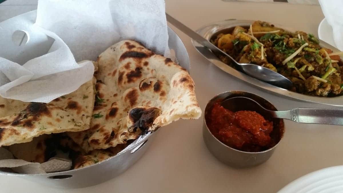 Aloo Ghobi und Naan Brot