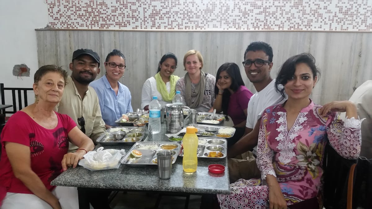 Nina im Kreise von Einheimischen in Indien