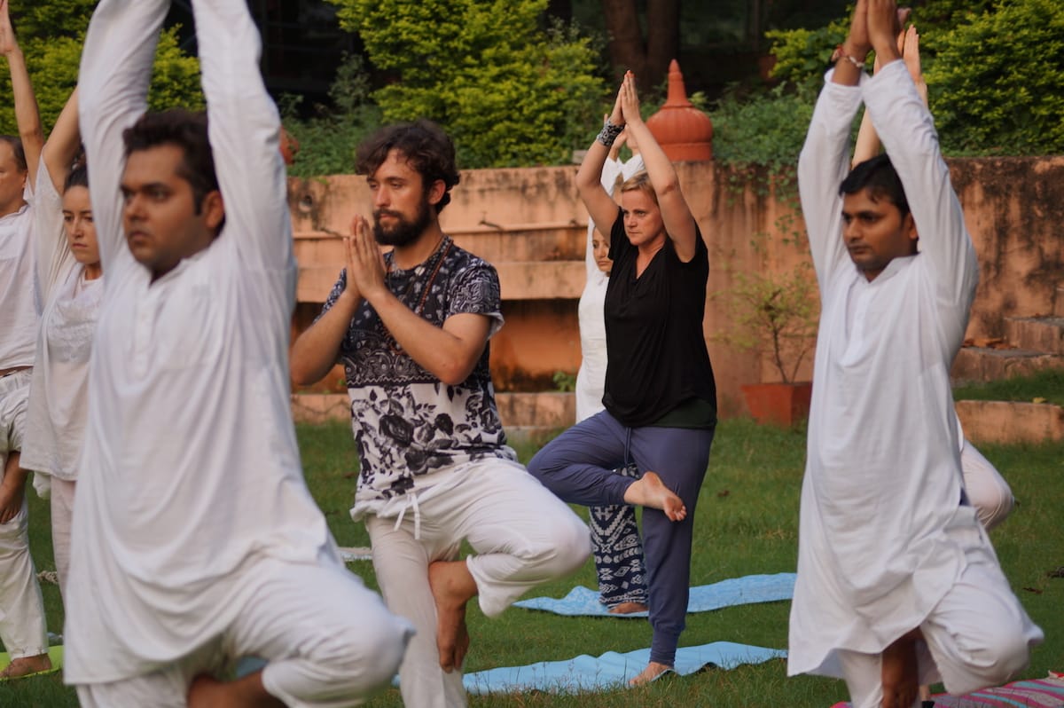 Nina beim Yoga in Indien