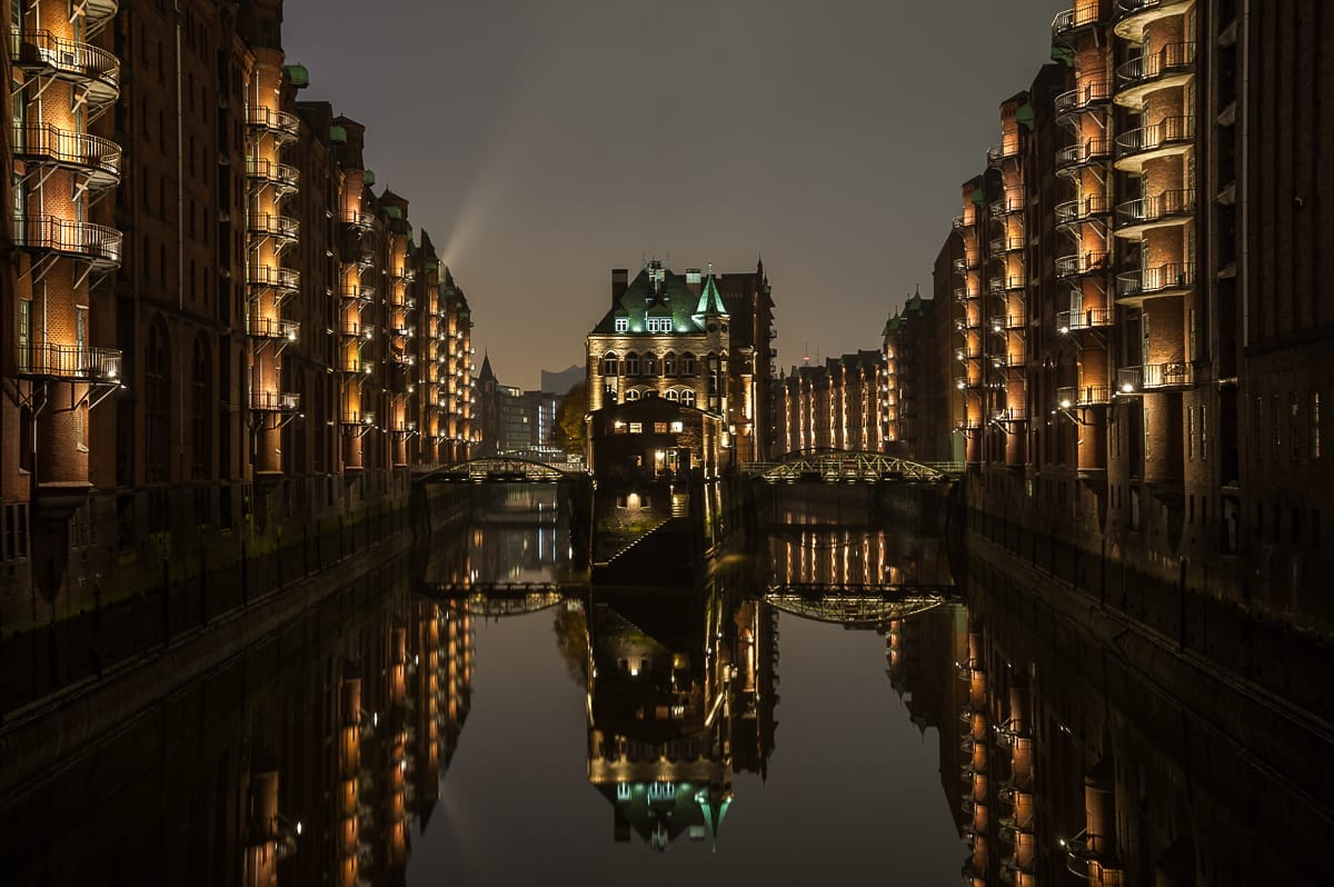 Wasserschloss in der Speicherstadt bei Nacht 
