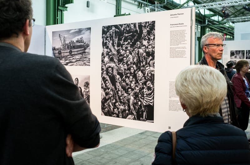 Flüchtlinge auf dem Mittelmeer in intensiven Schwarz-Weiß-Fotos, Foto: Simon Bierwald (Indeed Photography)