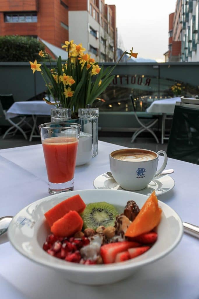 Frühstück auf der Dachterrasse 