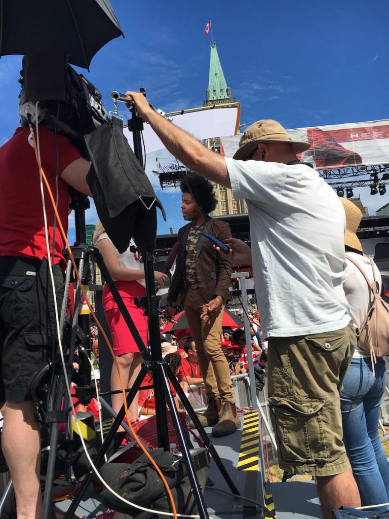 Alex Cuba beim Interview mit dem kanadischen Fernsehen