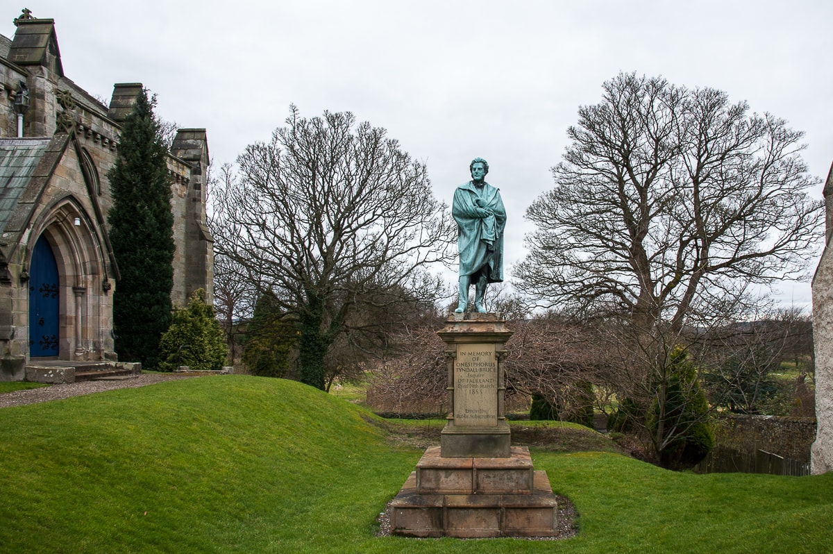 Statue von Onesiphorus Tyndall Bruce im Garten der Falkland Parish Church