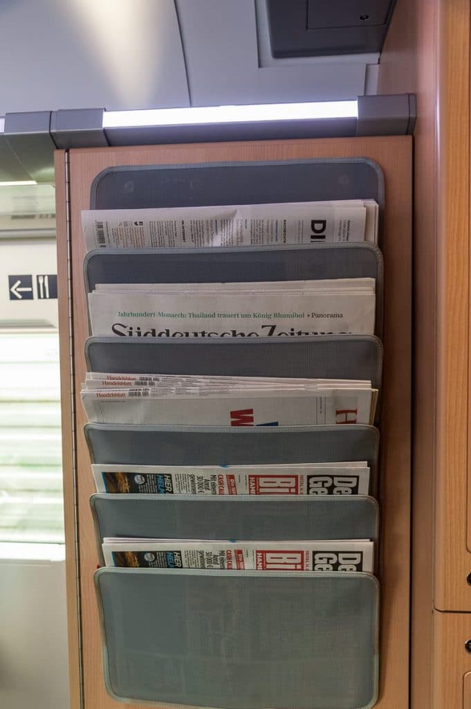 Zeitungsständer in der 1. Klasse