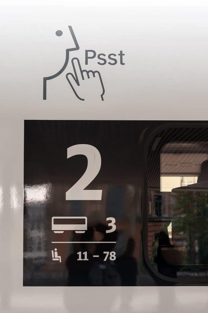Kennzeichnung Ruhebereich am Wagen 3