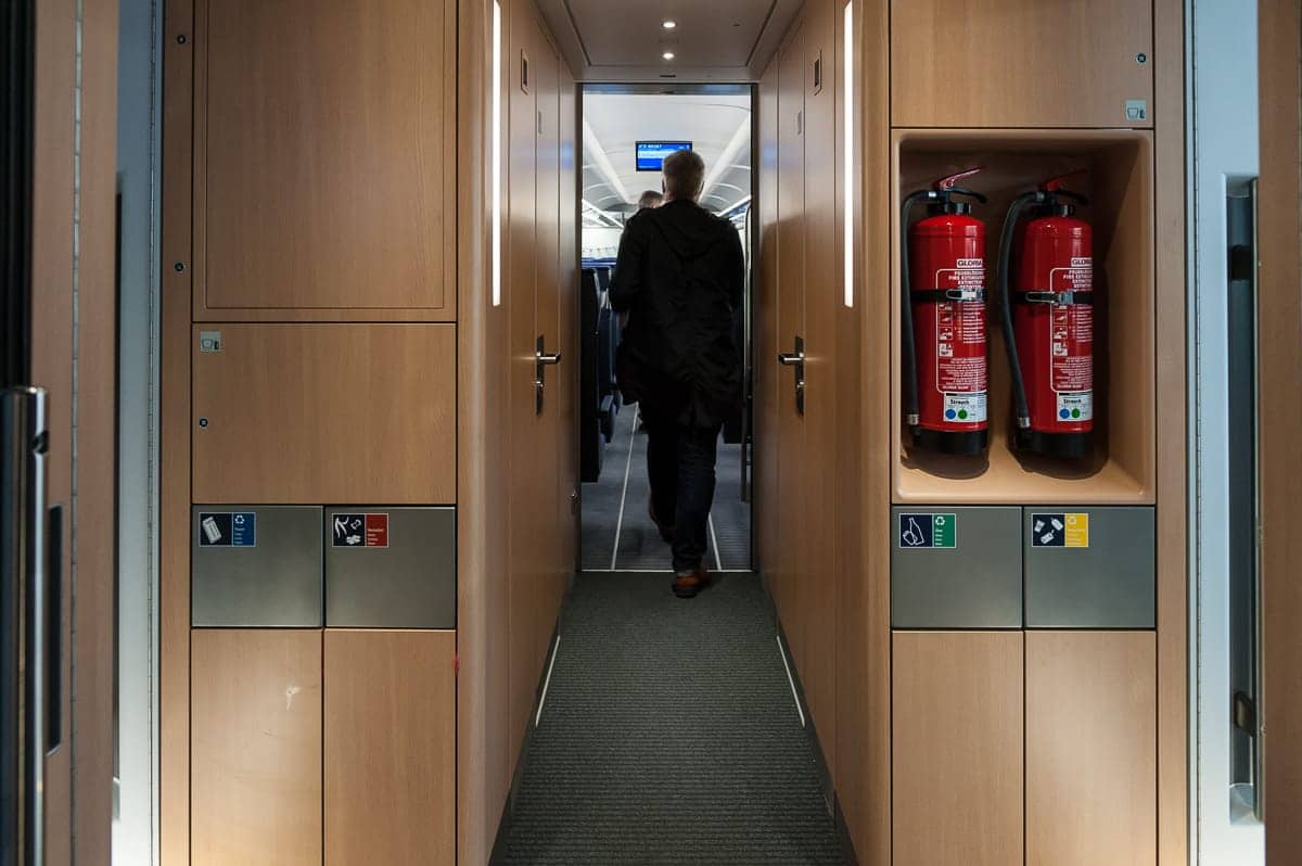 Eingangsbereich im ICE4 mit Mülltrennung und Feuerlöschern