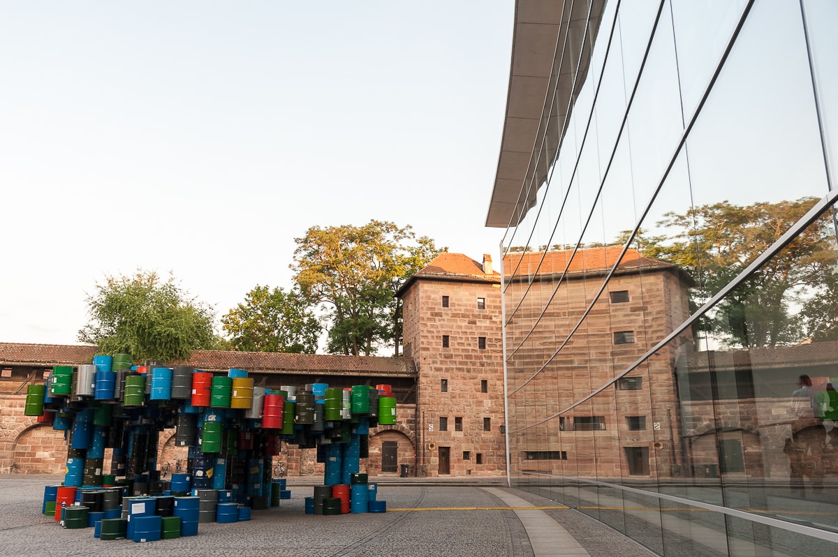 Glasfassade und Kunstaktion
