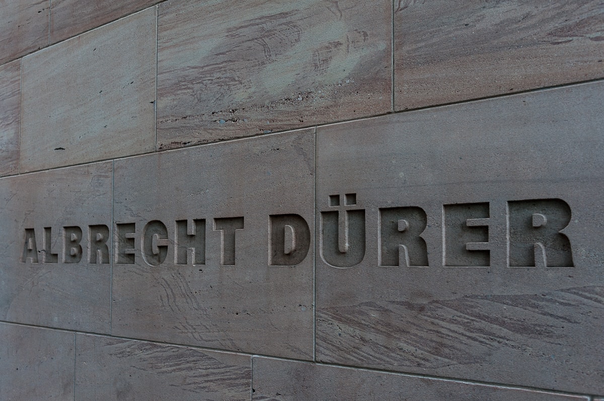 Albrecht Dürer Schriftzug in der Nähe des Neuen Museums