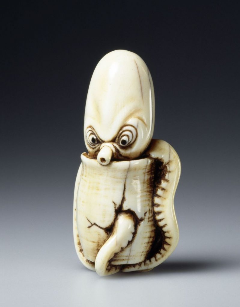Oktopus in einem Topf Krakenfleisch war lange Zeit ein Armeleuteessen. Hier schaut ein Krake (tako) aus einem Fangtopf hervor. Die Falten um seine Augen drücken sowohl seine Verärgerung über das "Gefängnis" aus als auch die Anstrengung, sich aus der misslichen Lage zu befreien. Netsuke aus Elfenbein, Pupillen aus Horn, Japan, 2. Hälfte 19. Jh., Linden-Museum Stuttgart, Slg. Trumpf, Stiftung 1966, Foto: A. Dreyer, Inv.-Nr. OA 19.234 (TN 492)