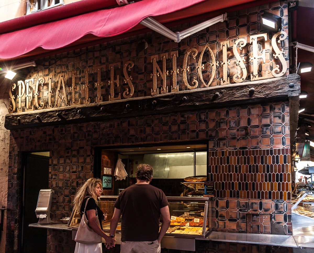 Bäckerei mit Nizzaer Spezialitäten in der Auslage.