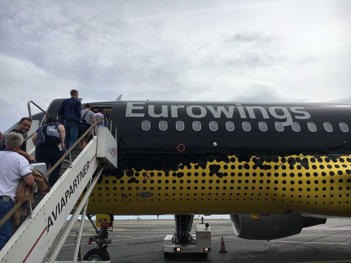 Eurowings-BVB09-Flieger auf dem Flughafen in Nizza.