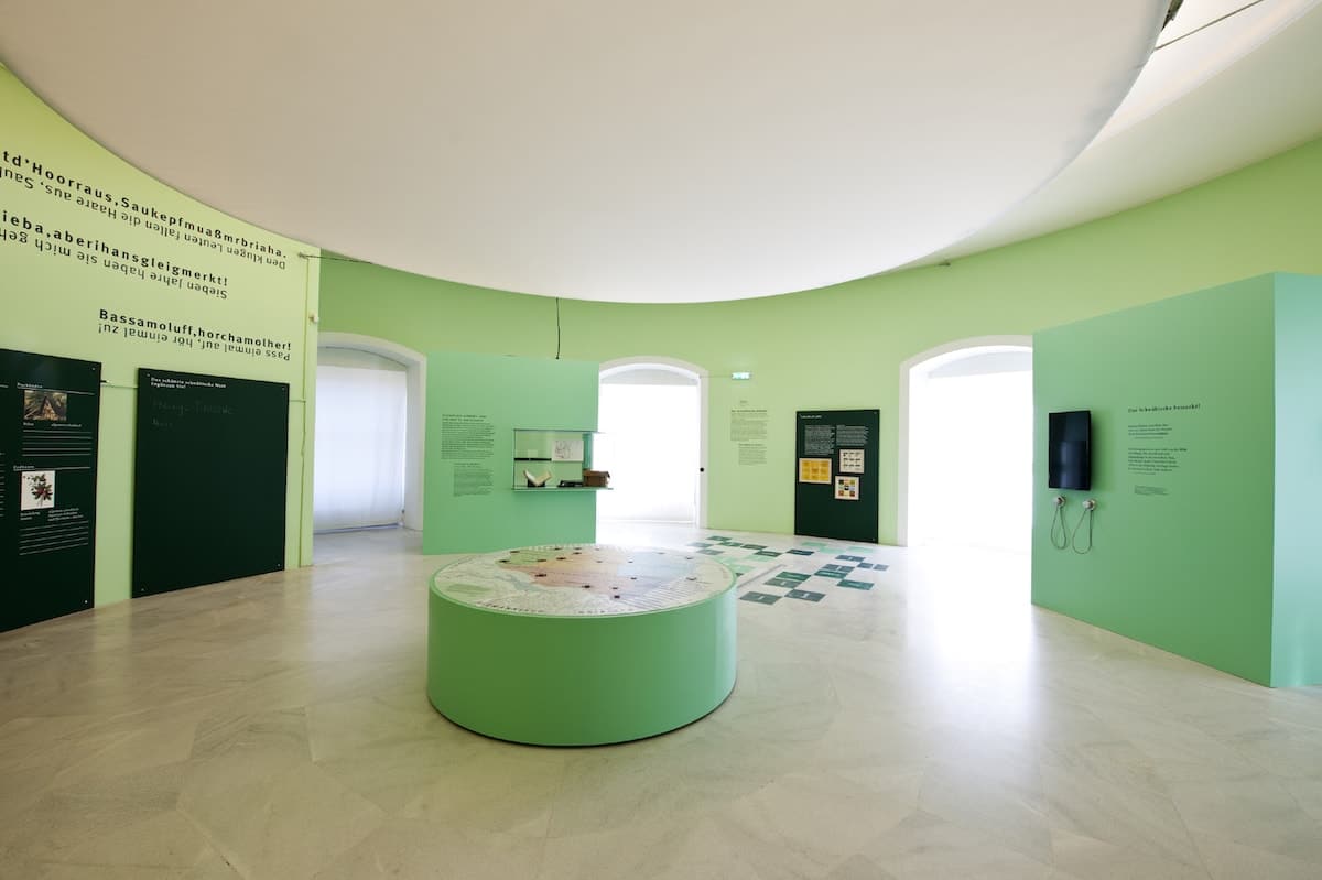 Raumaufnahme Große Landesausstellung „Die Schwaben. Zwischen Mythos und Marke“ © Landesmuseum Württemberg, Stuttgart; Foto: Franziska Schneider