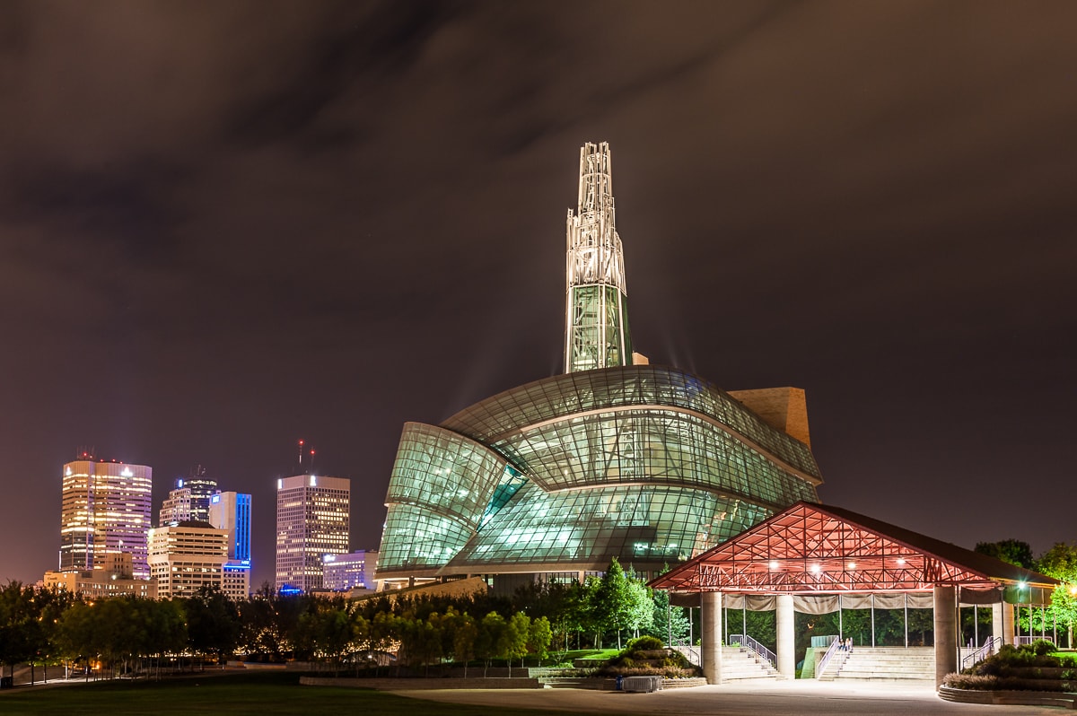 Winnipeg mit dem Canadian Museum of Human Rights bei Nacht