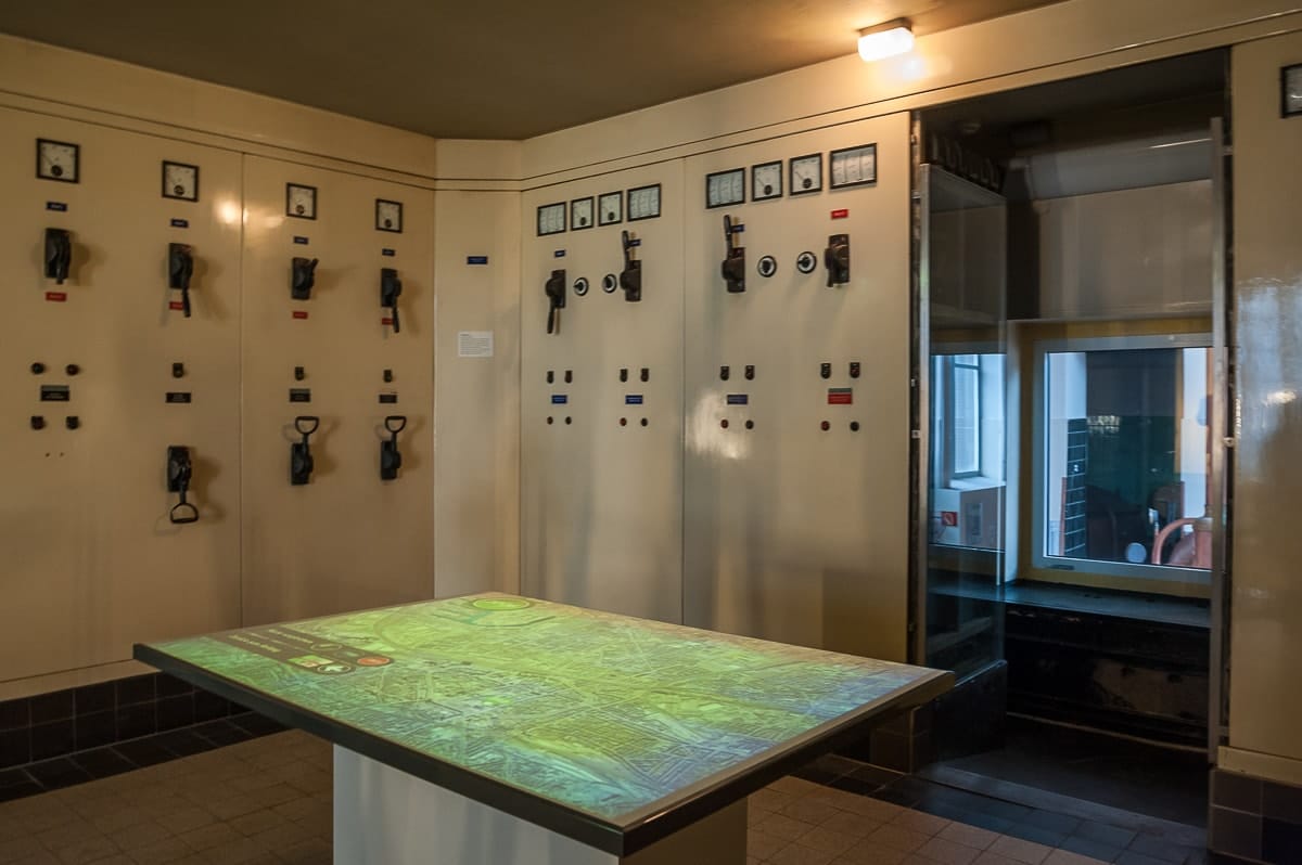 Schaltraum mit Medientisch