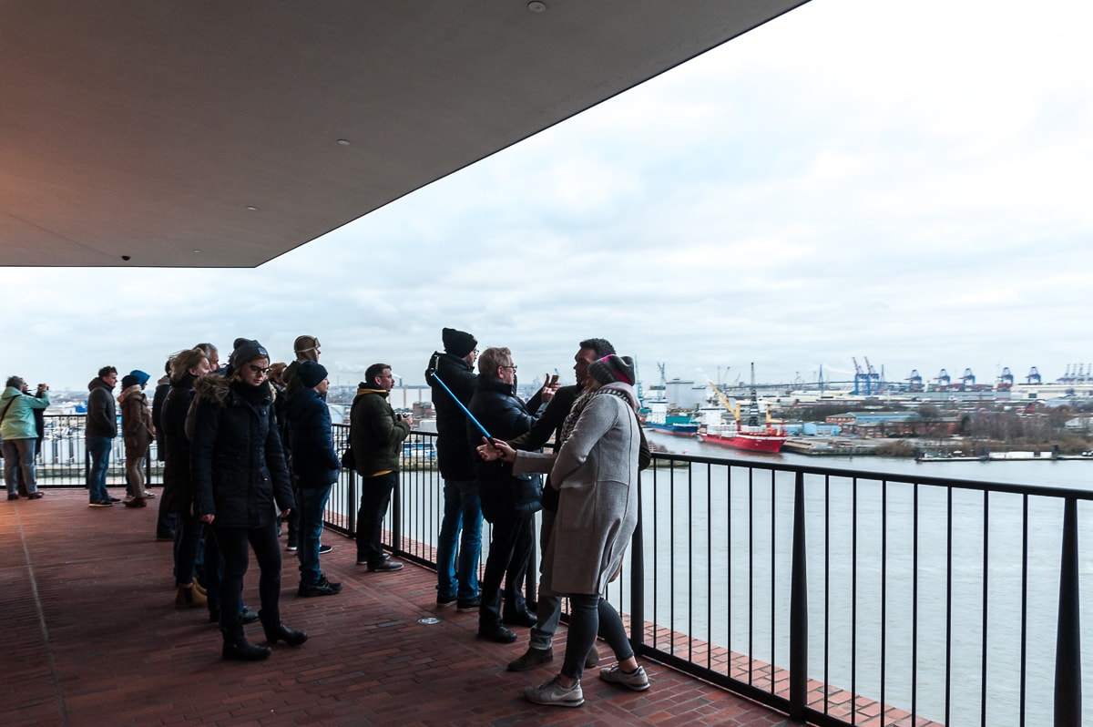 Fotobegeisterte Besucher der Elphi