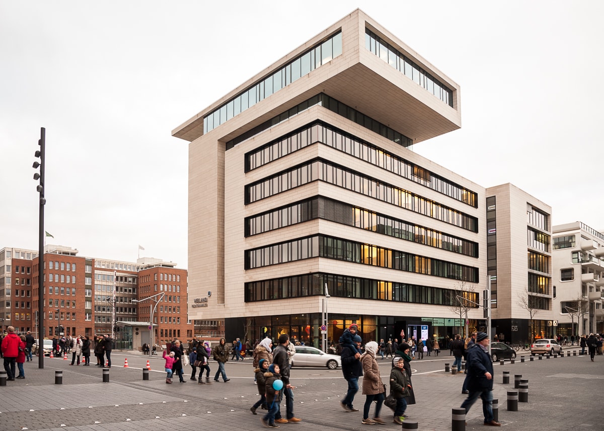 In diesem Gebäude Am Kaiserkai befindet sich das Elbphilharmonie Besucherzentrum
