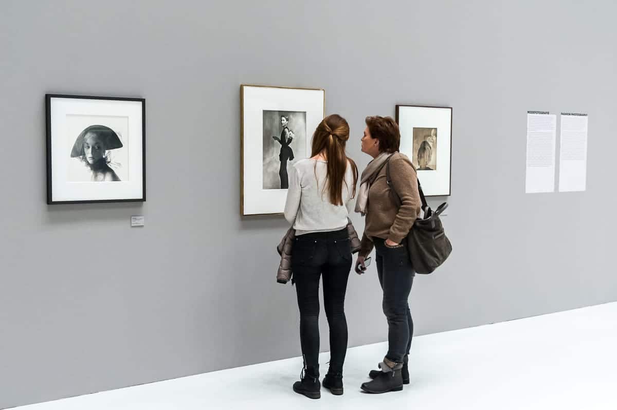 Ausstellungsbesucher vor einem Portrait von Lisa Fonssagrives-Penn (Foto: Simon Bierwald, Indeed Photography)