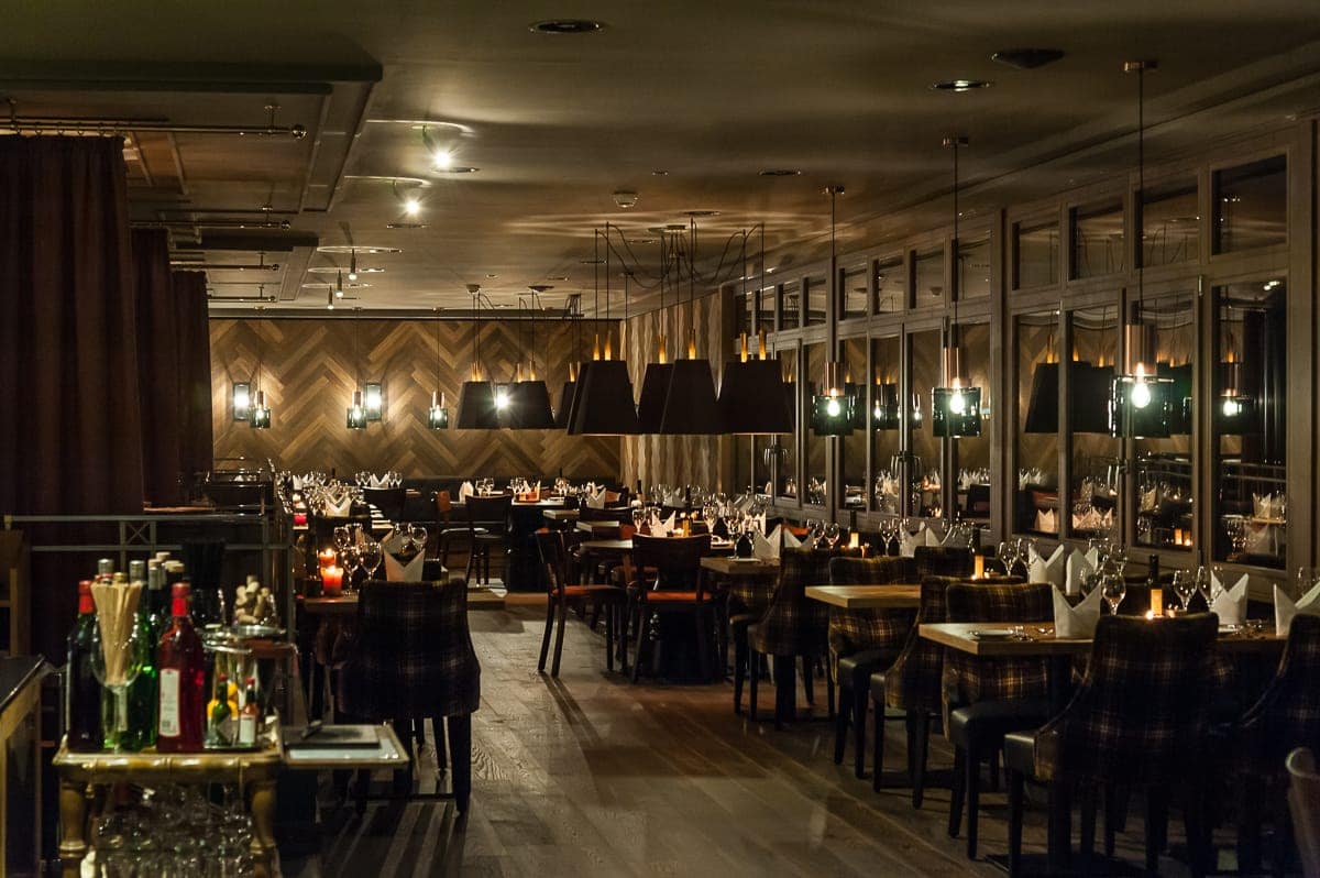 HUUS Gstaad Restaurant am Abend