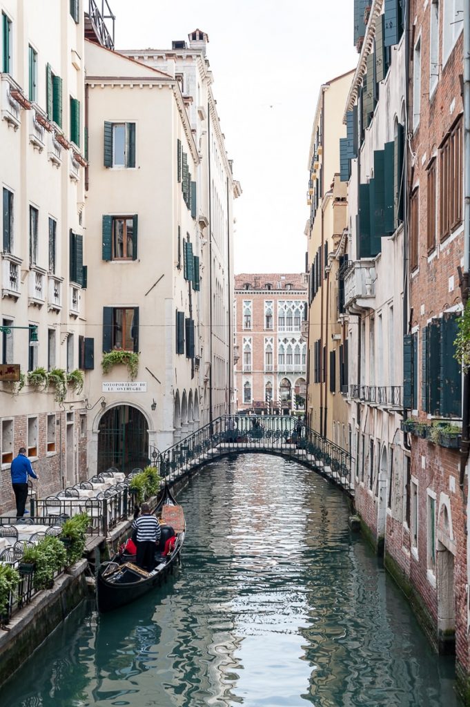 Wasserweg mit Brücke in Venedig