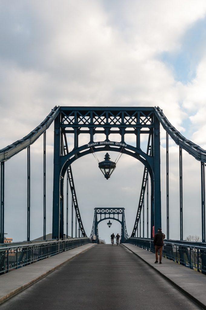 Eindrucksvolle Stahlkonstruktion der Kaiser-Wilhelm-Brücke in Wilhelmshaven.