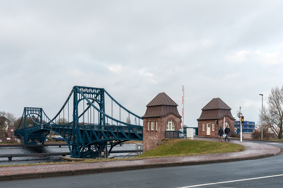Kaiser-Wilhelm-Brücke vom Südstrand in Wilhelmshaven aus gesehen.