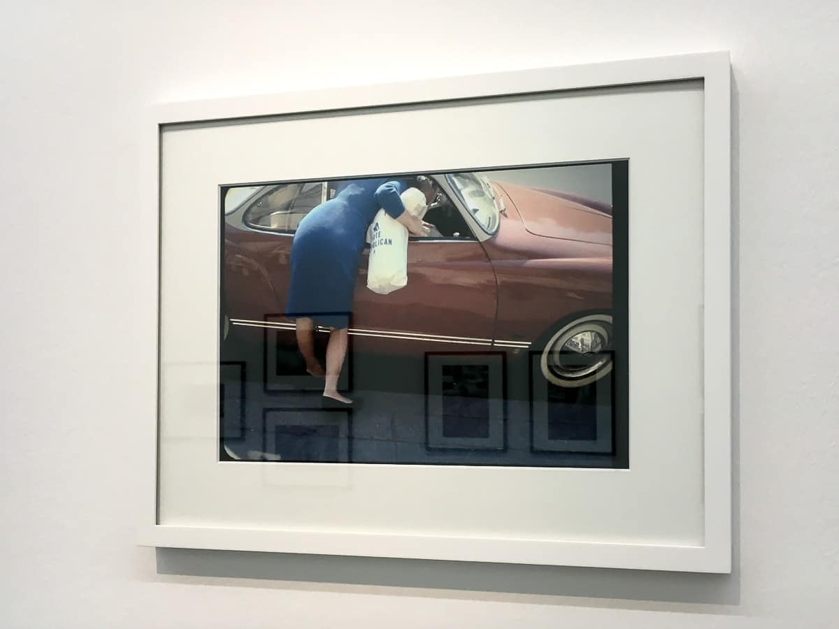 Frau in Alltagssituation, Garry Winogrand - aus heutiger Sicht wohl eher sexistisch zu sehen