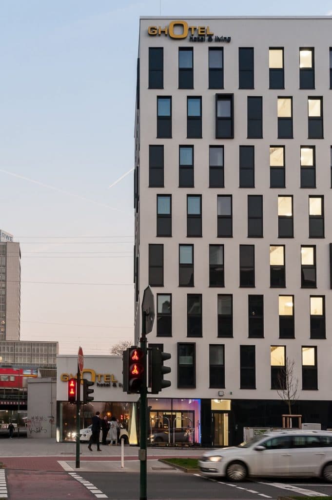 Liegt an einer vielbefahrenen Straße und Eisenbahnlinie - das GHotel Essen
