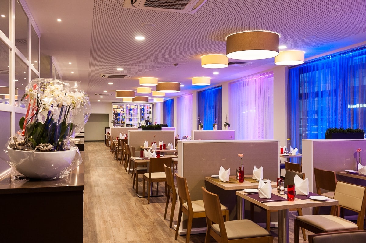 Restaurantbereich fertig zum Abendessen