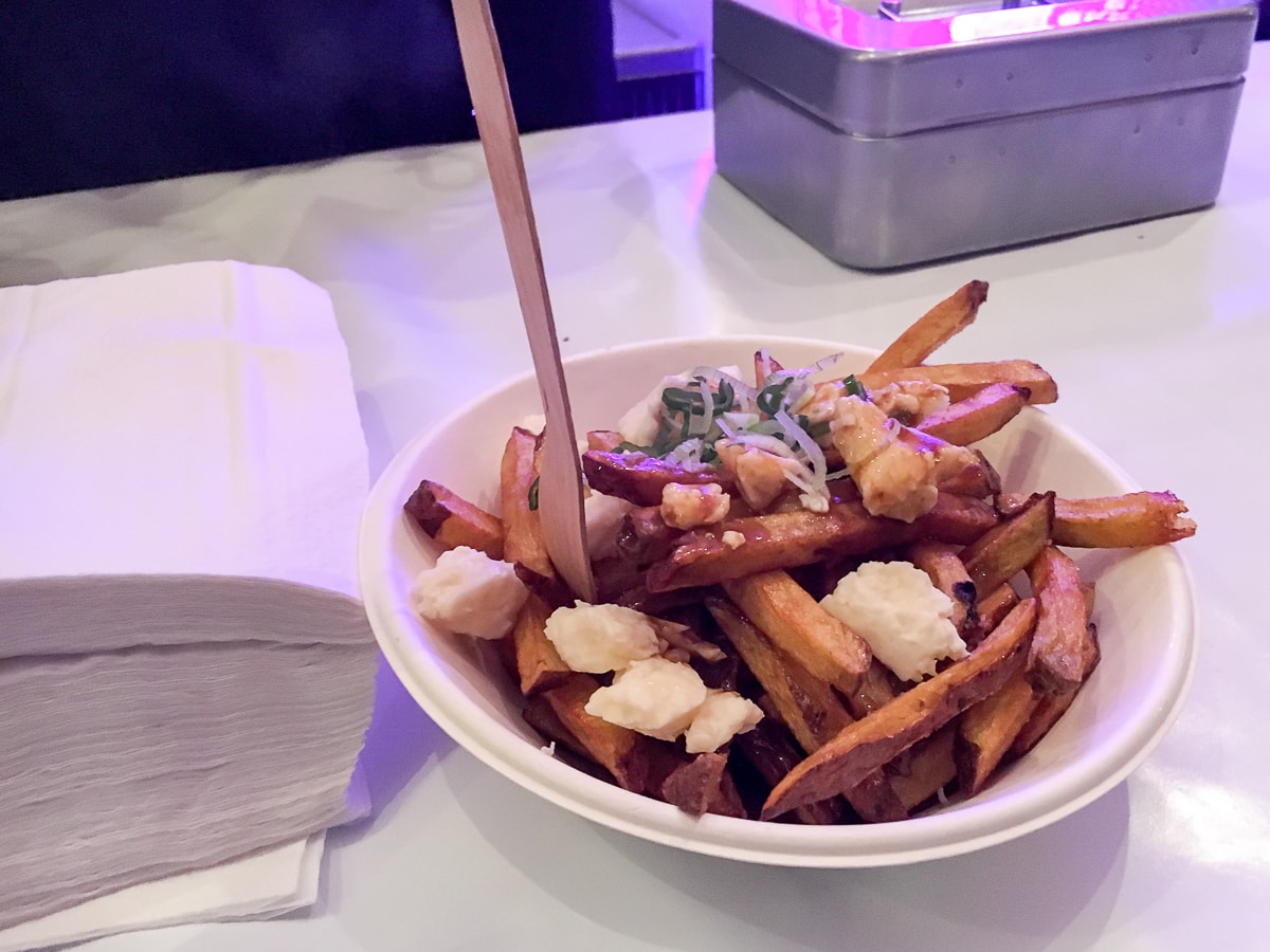 Eine fertige Portion Poutine mit Cheese Curds aus der Uckermark
