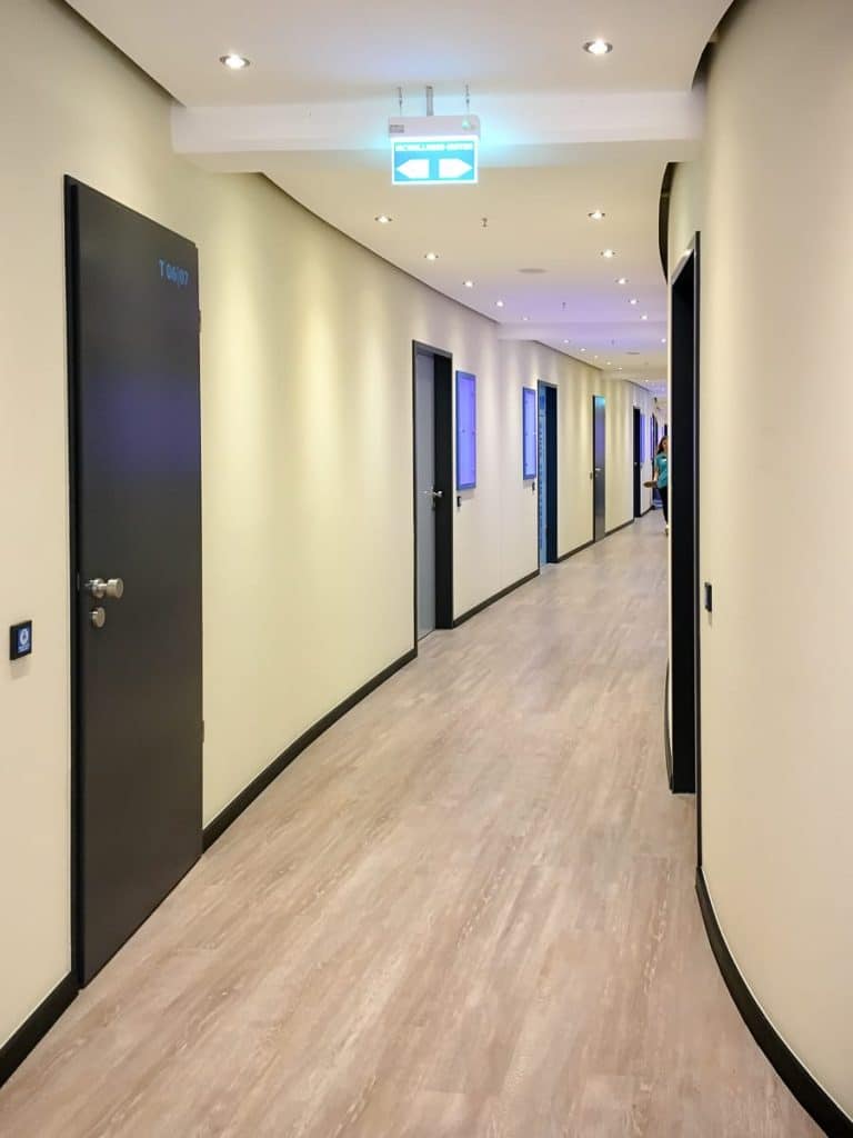 Gang zu den Wellness-Suiten
